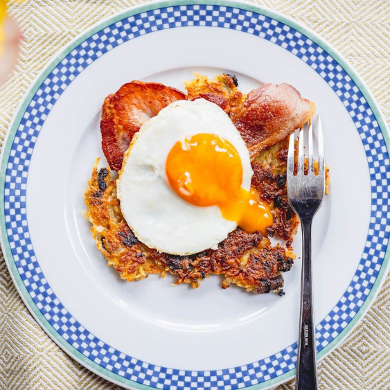 Sausage and black pudding rösti with bacon and fried egg