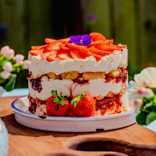 No-bake strawberry and white chocolate shortbread cake